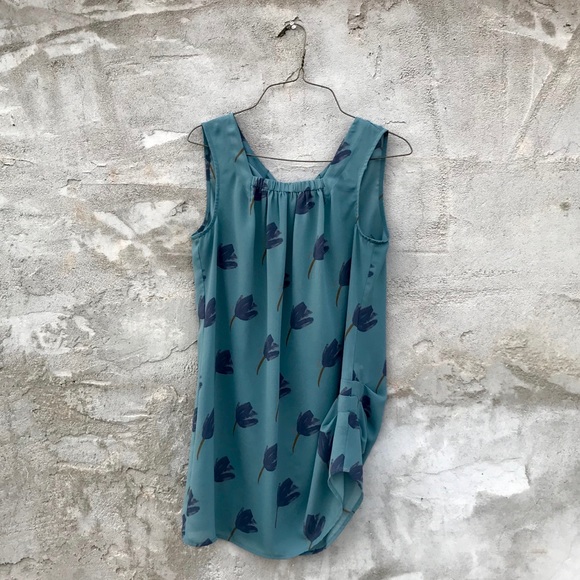 CAbi 🌷 Tulip Sleeveless Top - Picture 2 of 4